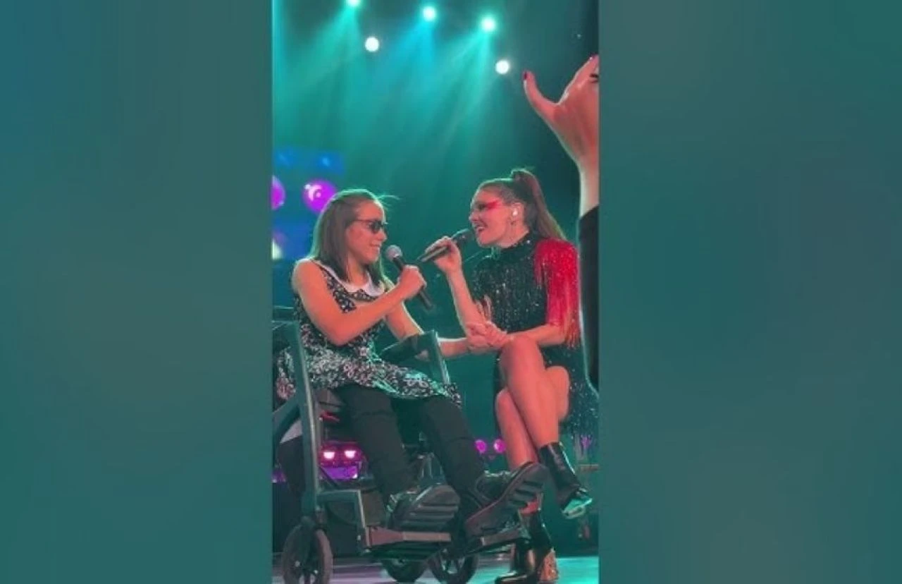 Ceyda Düvenci’nin kızı Melisa Nil Karaibrahimgil ile sahneye çıktı! Serenay Sarıkaya'dan yorum gecikmedi - 2. Resim