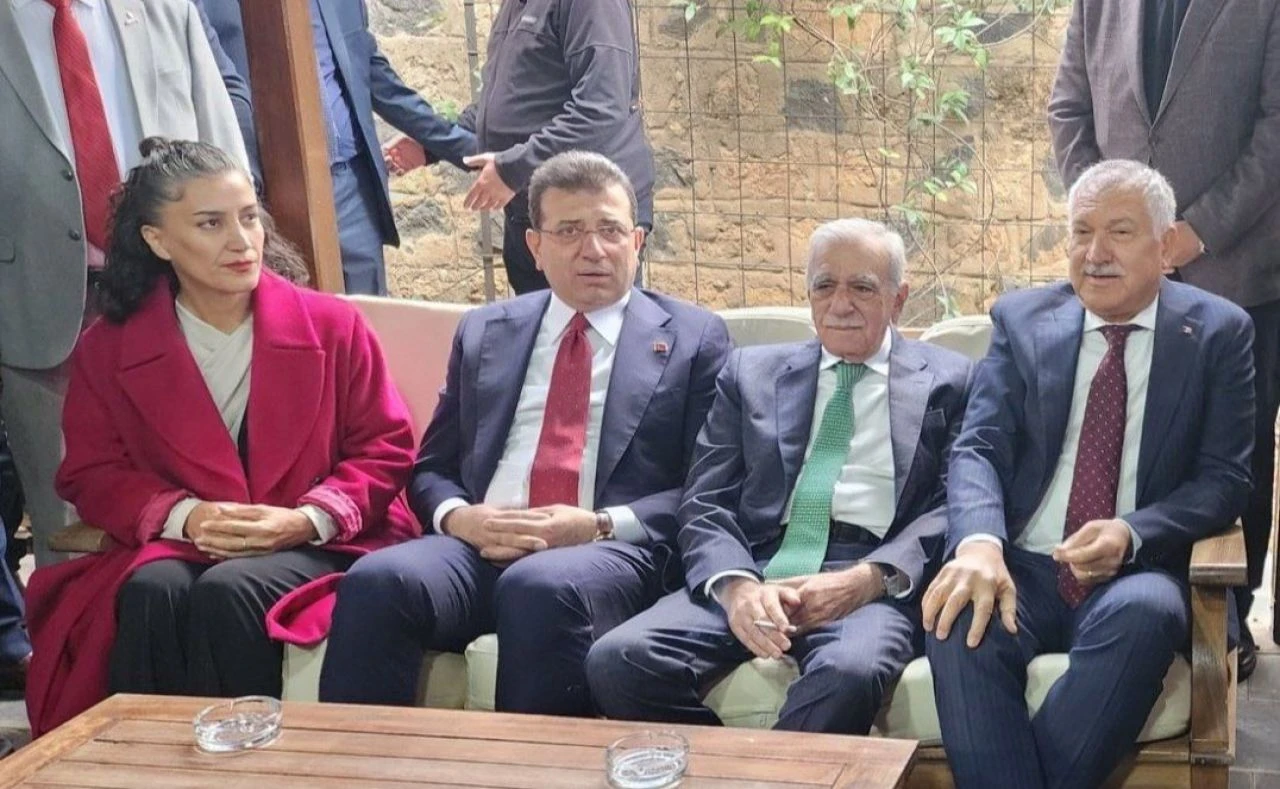 Ekrem İmamoğlu'ndan terör bağlantısı nedeniyle görevden uzaklaştırılan Ahmet Türk’e ziyaret! Konvoyun uzunluğu dikkat çekti