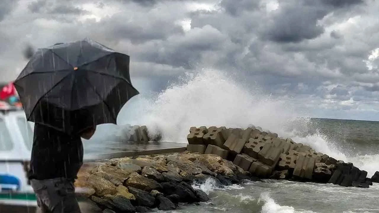 Gökçeada ve Bozcaada'ya gidecekler dikkat! Feribot seferlerine fırtına engeli - 1. Resim
