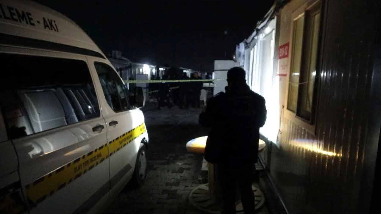 Konteyner kentte aile faciası: Bıçakla saldıran oğlunu tüfekle vurdu - 1. Resim