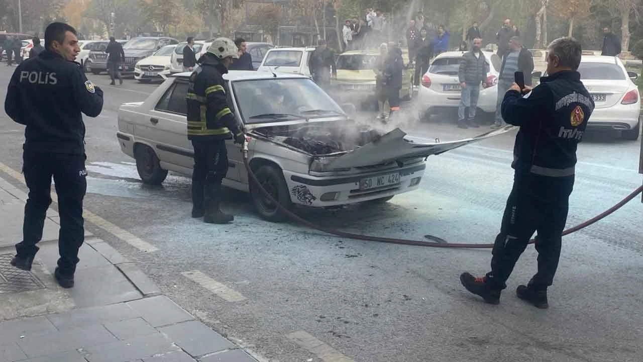 Park halindeki otomobil alev alev yandı
