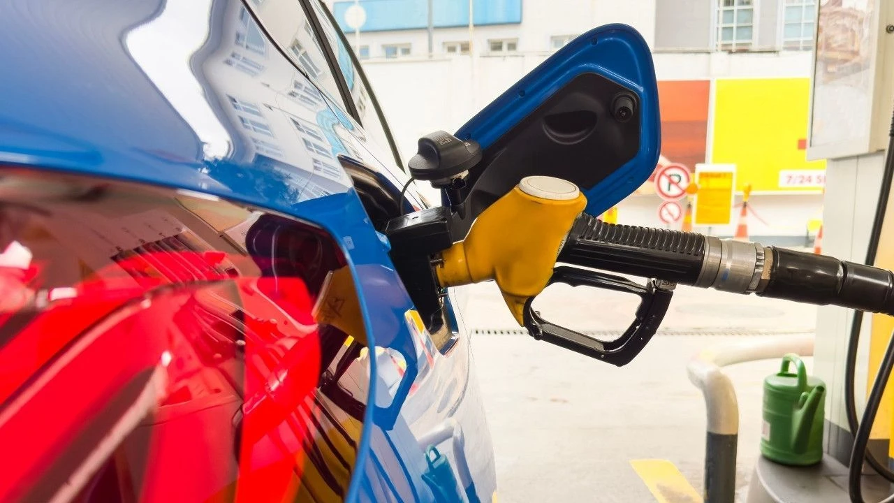 Sürücülere müjde! Akaryakıtta tabelalar değişiyor: Pazartesi günü pompaya yansıyacak - 2. Resim