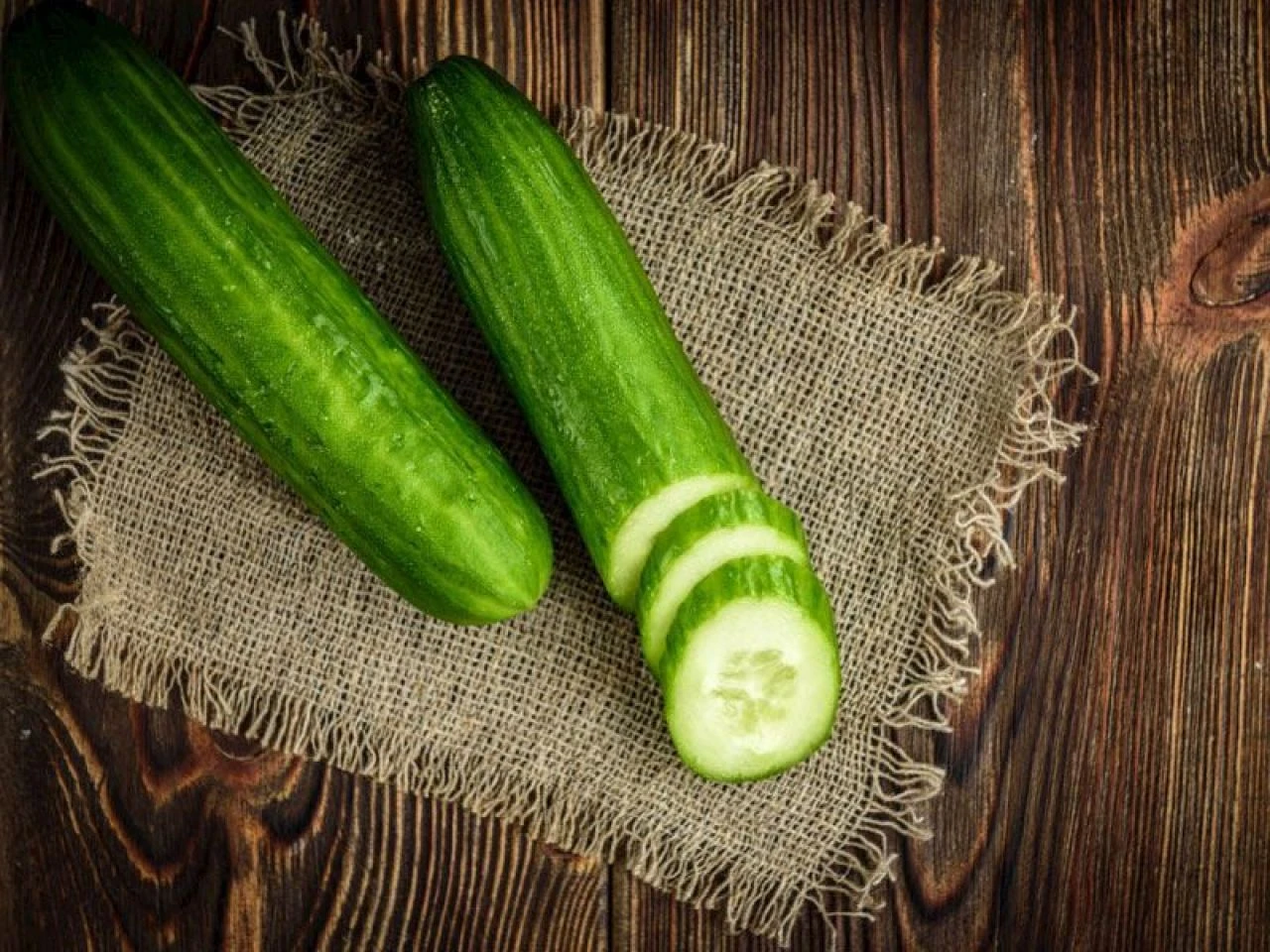 Büzüşmüş salatalıkları yeniden tazeleştirmek mümkün! Gözlerinize inanamayacaksınız