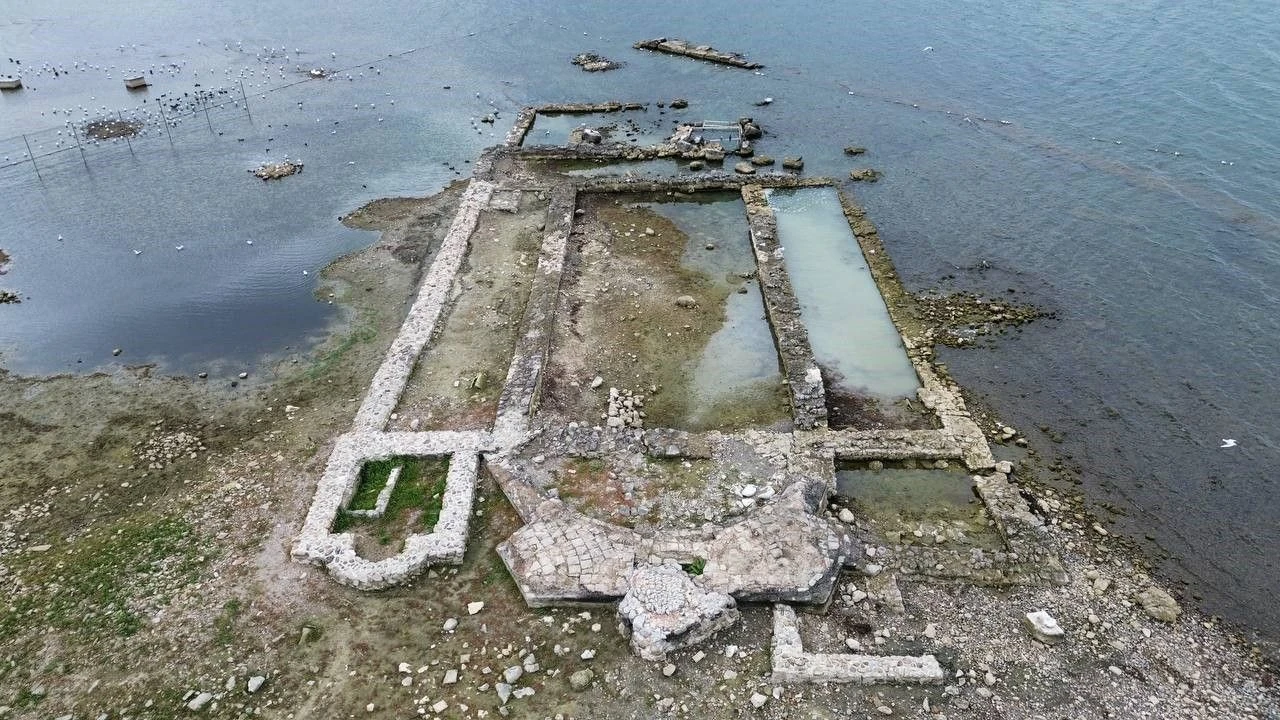 İki bin yıl önce keşfedilmişti! Tamamen gün yüzüne çıktı, üzerinde ördekler geziyor - 2. Resim