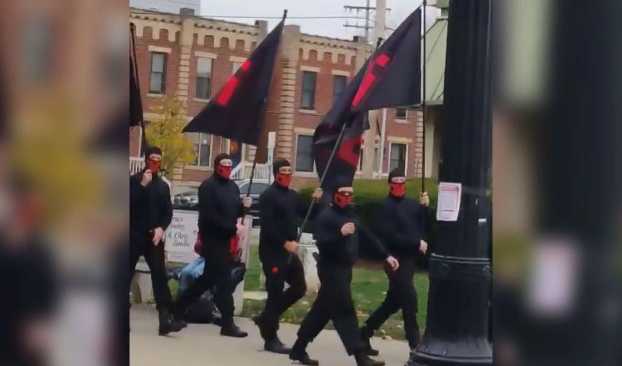 Nazi bayraklı maskeli adamlar sokaklara indi! Irkçı grubun yürüyüşü şehri ayağa kaldırdı - 1. Resim