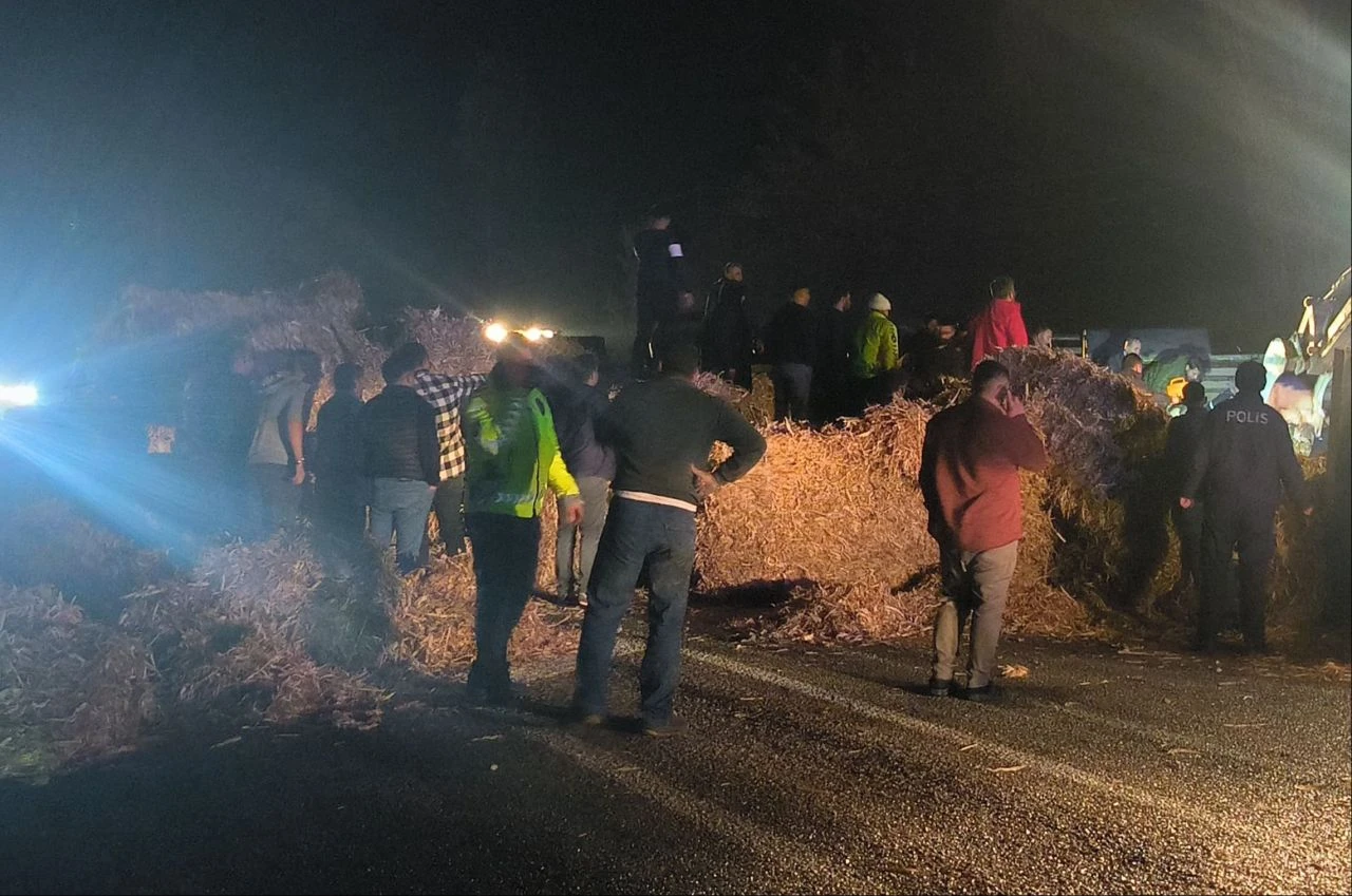 Son Dakika | Trafik kazasına müdahaleye giden polislerden acı haber! İki polis tırın altında kaldı: Şehidimiz var - 2. Resim