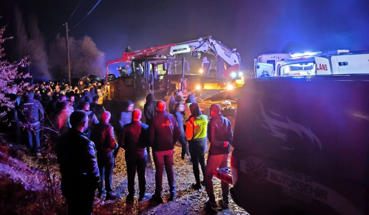 Son Dakika | Trafik kazasına müdahaleye giden polislerden acı haber! İki polis tırın altında kaldı: Şehidimiz var - 1. Resim