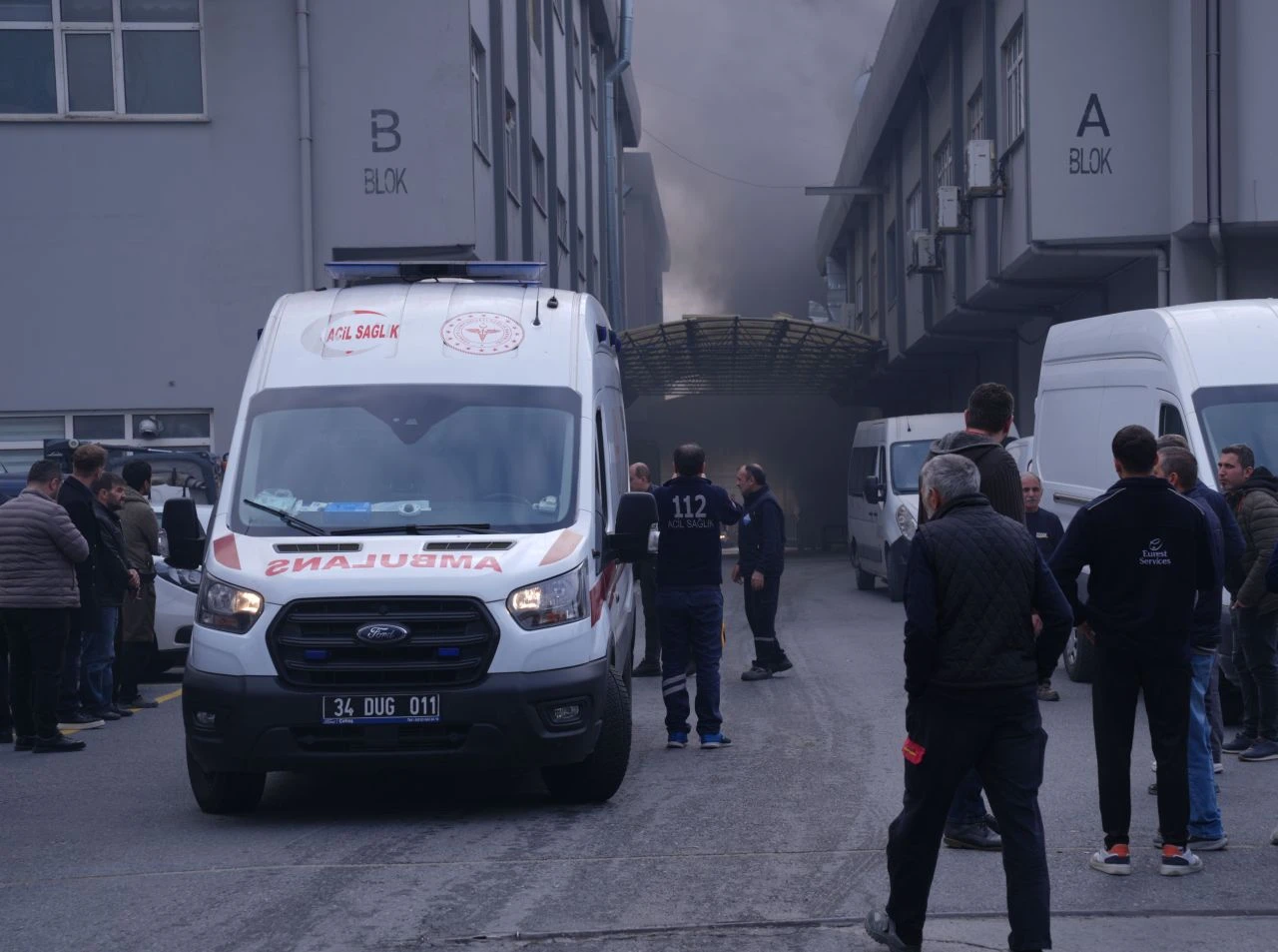 Avcılar'da sünger imalathanesinde korkutan yangın! Ekipler müdahale ediyor - 1. Resim