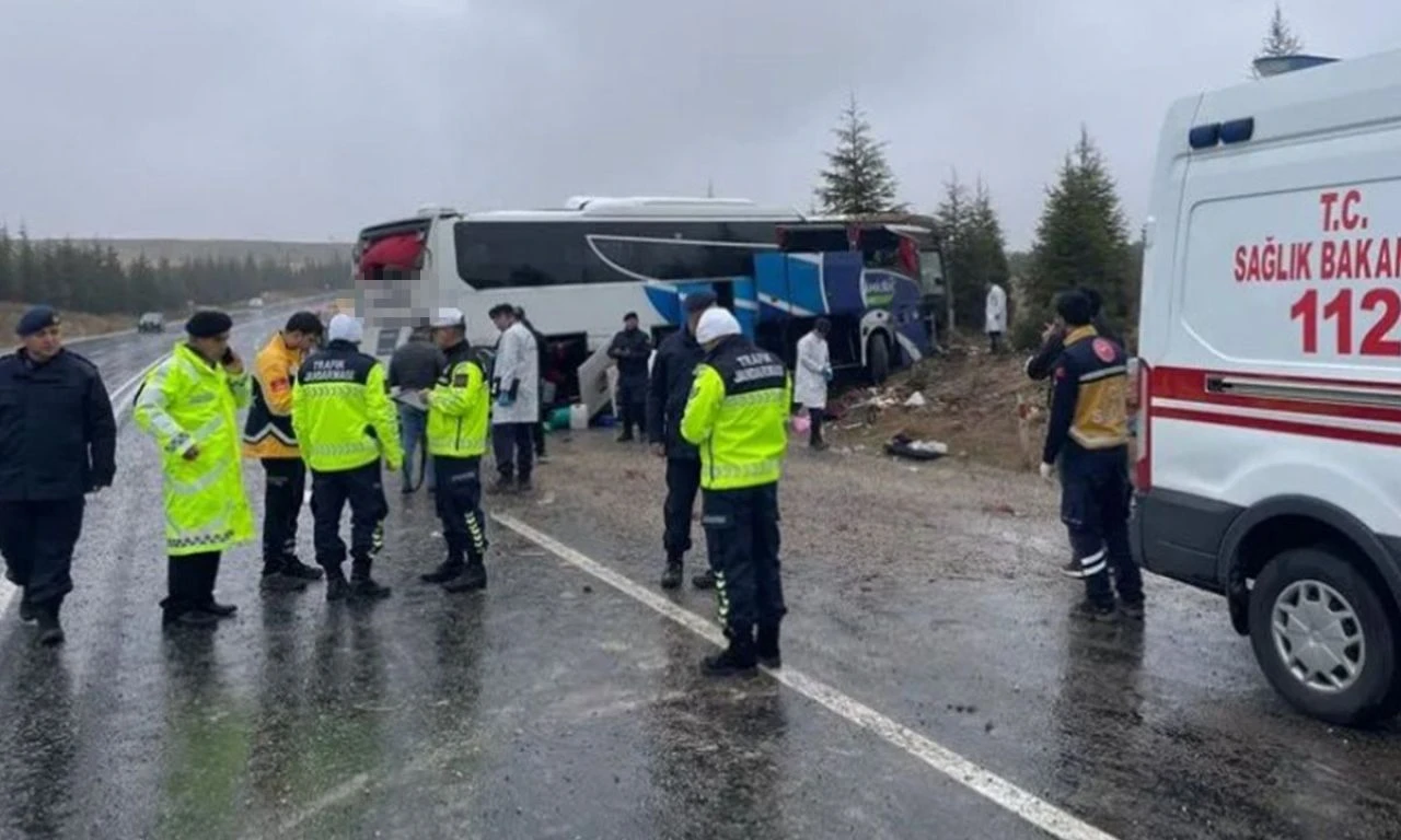 Eskişehir feci kaza! Yolcu otobüsü devrildi: Ölü ve yaralılar var - 1. Resim