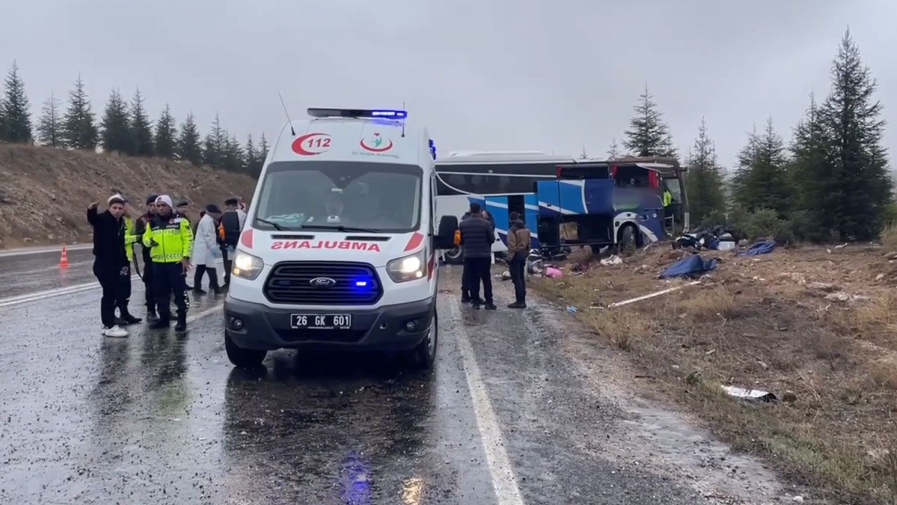 Eskişehir'de yolcu otobüsü devrildi: Ölü ve yaralılar var - 2. Resim