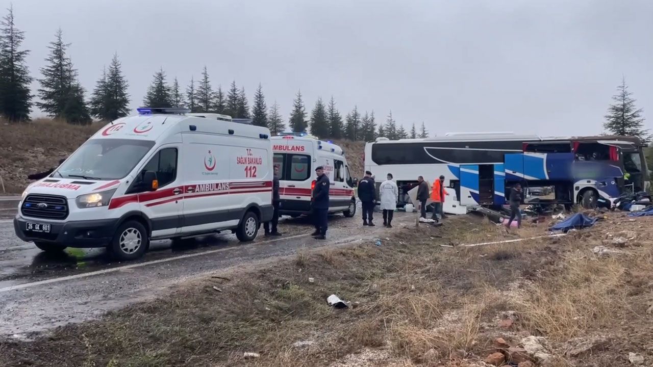 Eskişehir'de yolcu otobüsü devrildi: Ölü ve yaralılar var - 1. Resim