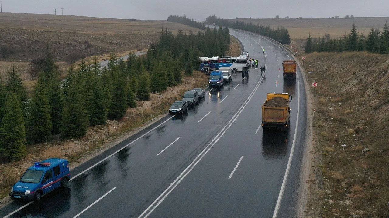Eskişehir'de yolcu otobüsü devrildi: Ölü ve yaralılar var - 4. Resim