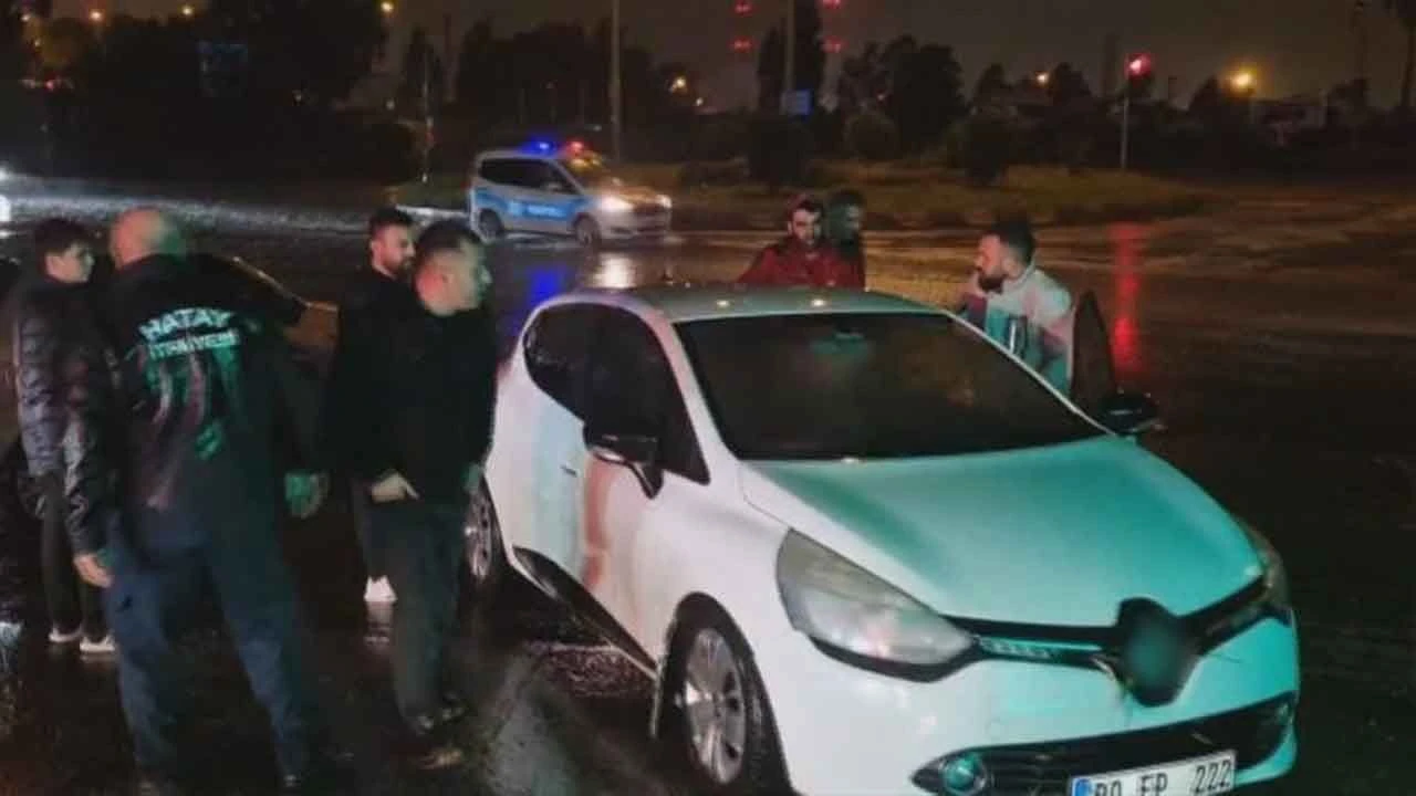 Hatay'ı sağanak vurdu: Yollar göle döndü, araçlar mahsur kaldı - 2. Resim