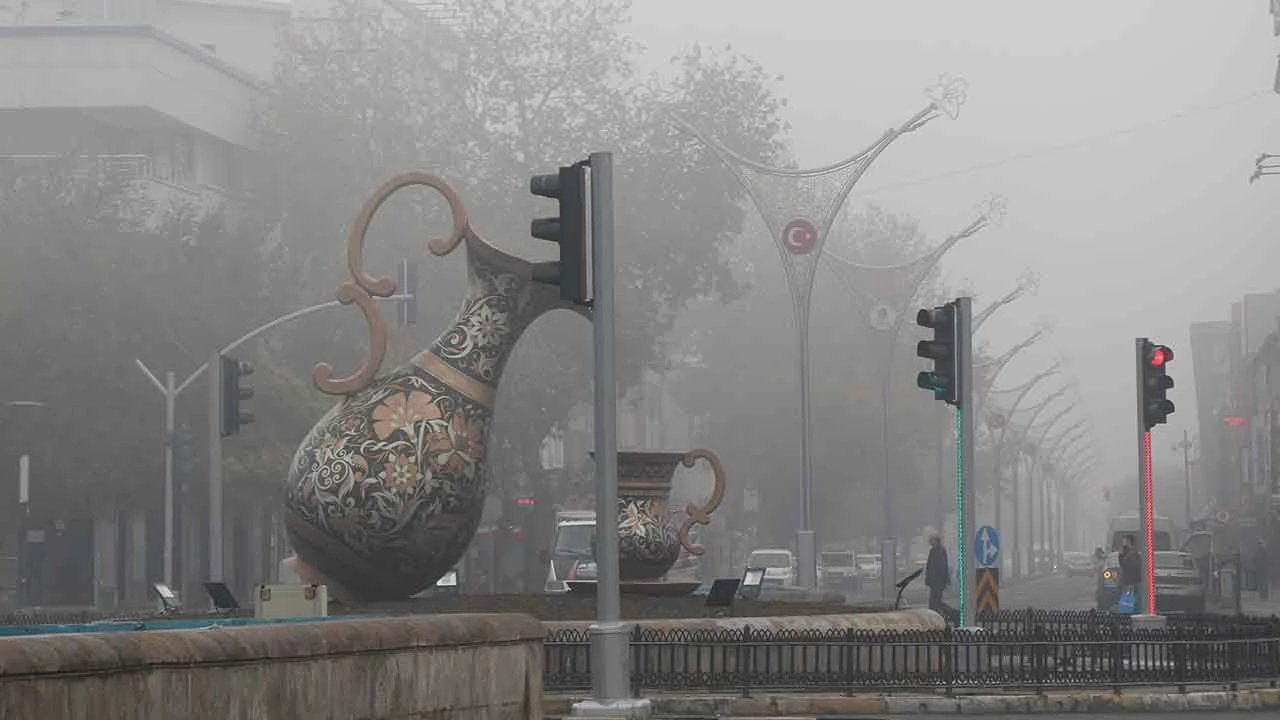 Sis tüm şehri esir aldı! Erzincan'da göz gözü görmüyor: Görüş mesafesi 30 metreye düştü - 2. Resim