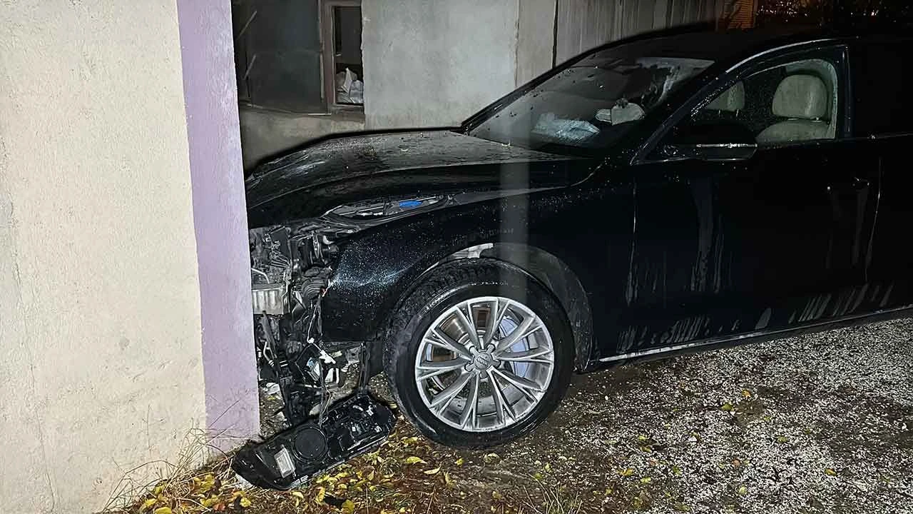 Uşak'ta can pazarı! Otomobil ile hafif ticari araç çarpıştı: 1 ölü, 5 yaralı - 1. Resim