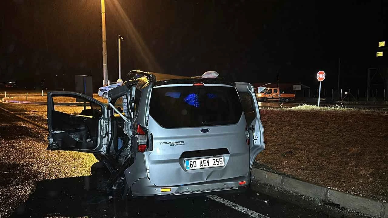 Uşak'ta can pazarı! Otomobil ile hafif ticari araç çarpıştı: 1 ölü, 5 yaralı - 3. Resim