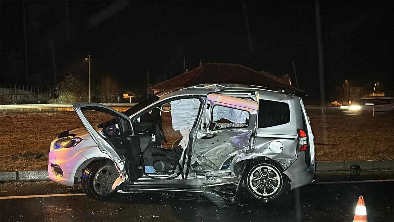 Uşak'ta can pazarı! Otomobil ile hafif ticari araç çarpıştı: 1 ölü, 5 yaralı - 2. Resim