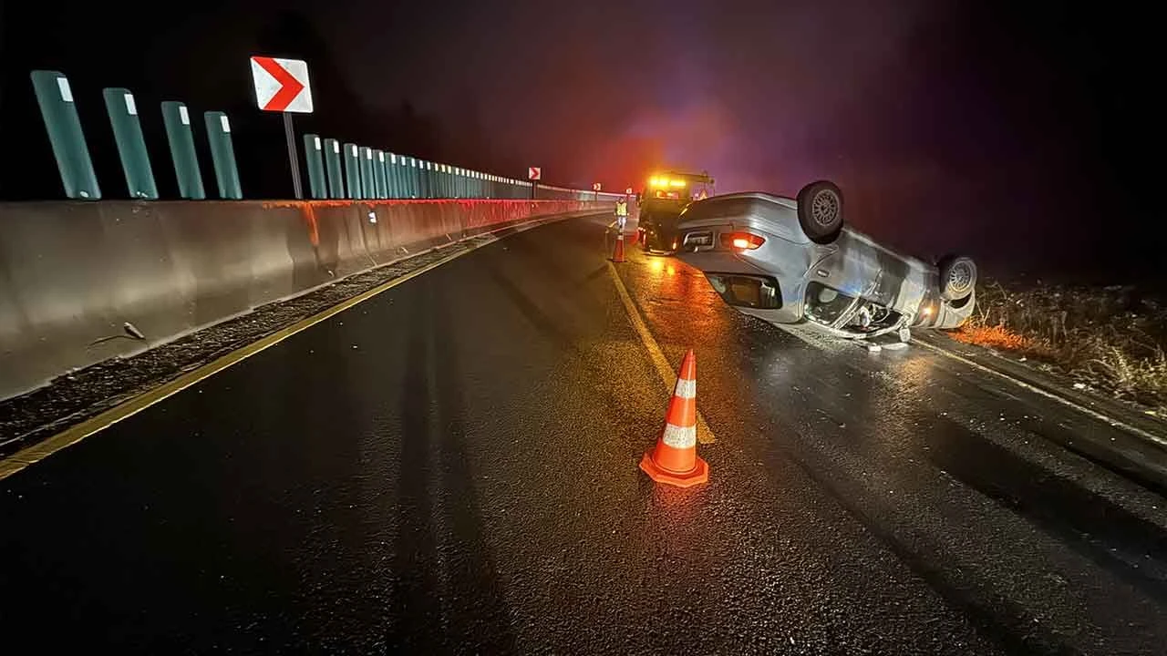 Bolu Dağı'na çöken sis faciayı beraberinde getirdi! Otomobil ters döndü, yaralılar var - 2. Resim