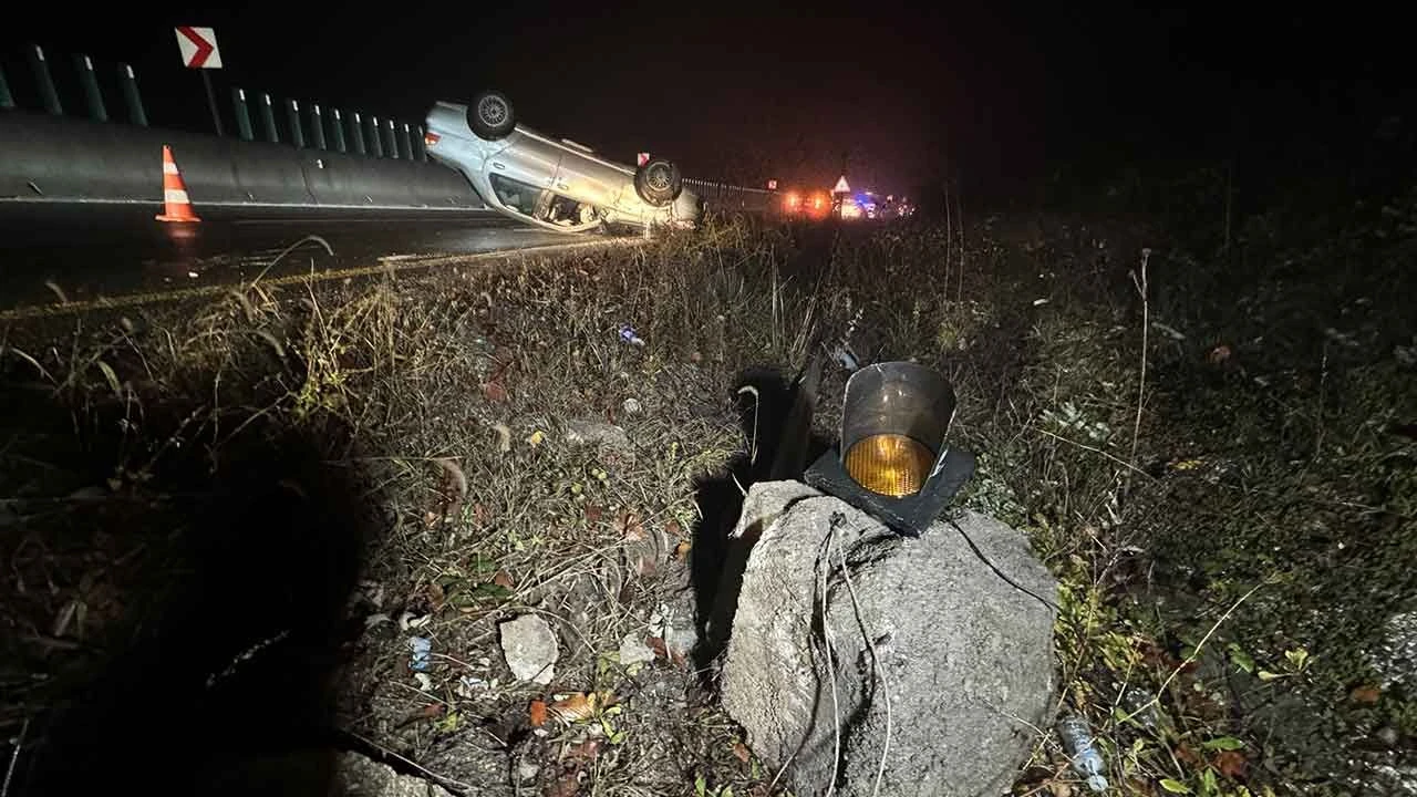 Bolu Dağı'na çöken sis faciayı beraberinde getirdi! Otomobil ters döndü, yaralılar var - 1. Resim