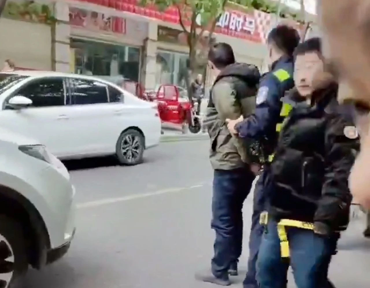 Çin'de bir arabalı saldırı daha! Okul önündeki çocukları ezdi | Dehşet anları kamerada - 1. Resim