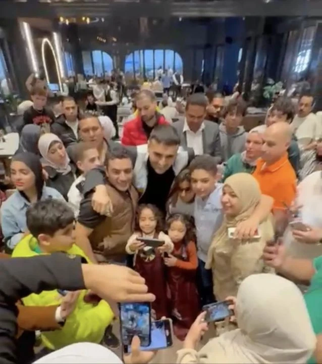 CZN Burak Orta Doğu'nun en büyük mekanını açtı! Ekibiyle dansı çok izlendi - 1. Resim