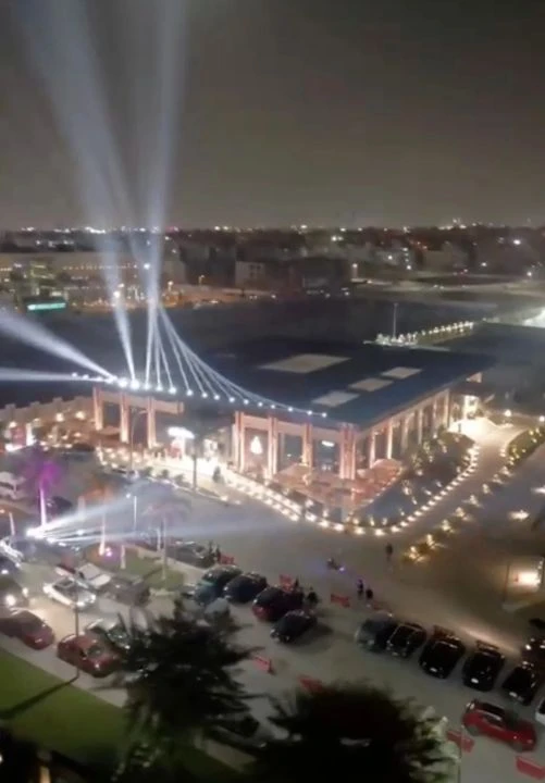 CZN Burak Orta Doğu'nun en büyük mekanını açtı! Ekibiyle dansı çok izlendi - 3. Resim