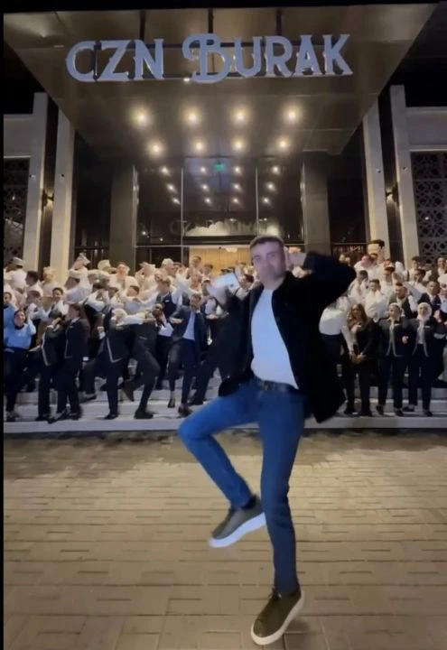 CZN Burak Orta Doğu'nun en büyük mekanını açtı! Ekibiyle dansı çok izlendi - 2. Resim