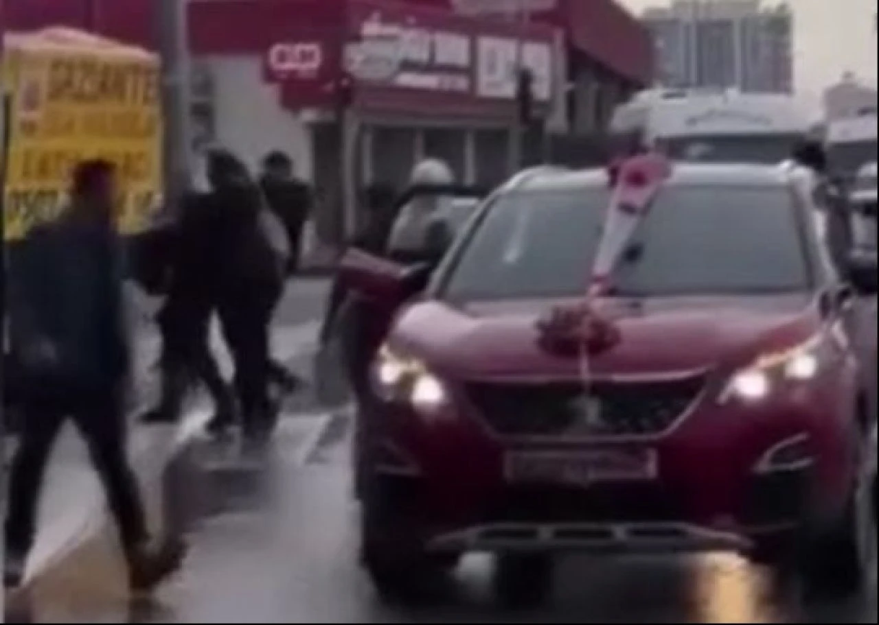 Düğün aracına para için atladı, damattan öldüresiye dayak yedi - 1. Resim