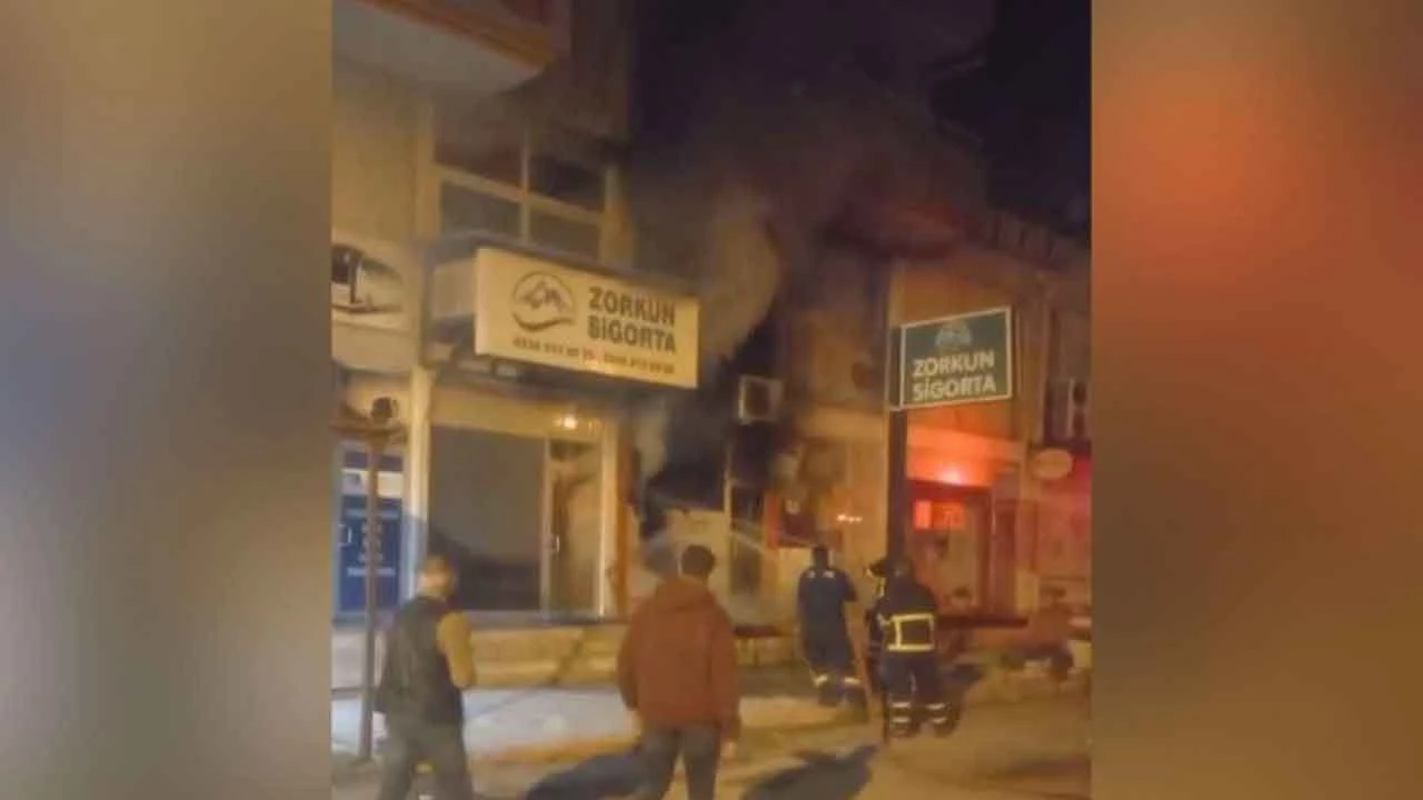 Elektronik eşya tamir dükkanında yangın paniği! - 2. Resim