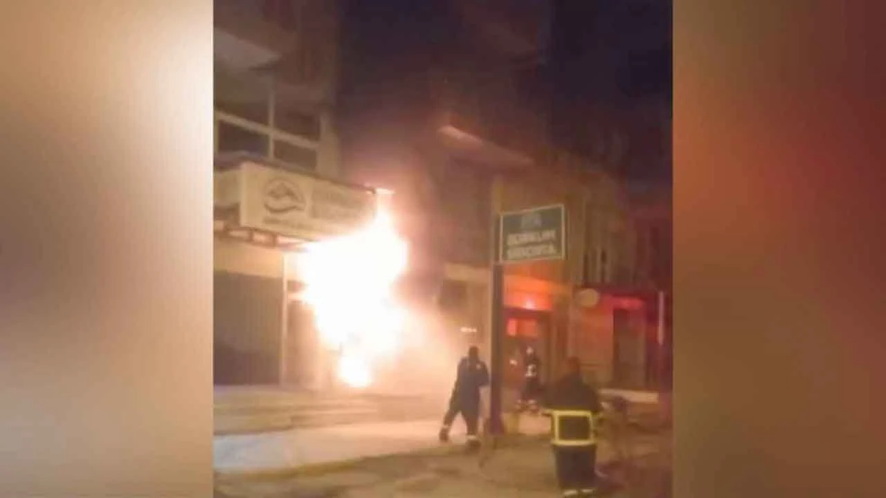 Elektronik eşya tamir dükkanında yangın paniği! - 1. Resim