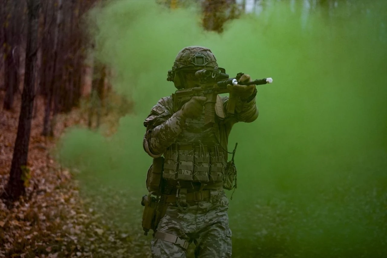 Film seti değil bordo bereli eğitimi! TSK'dan nefes kesen görüntüler