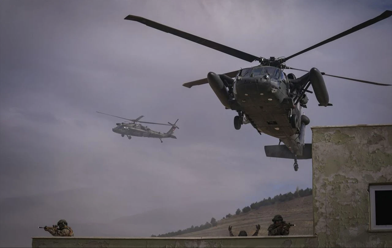 Film seti değil bordo bereli eğitimi! TSK'dan nefes kesen görüntüler