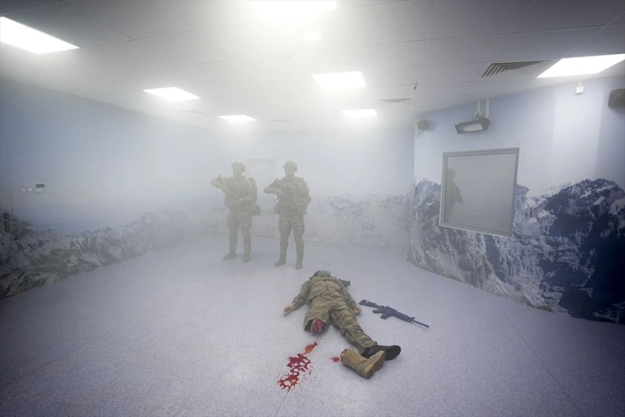 Film seti değil bordo bereli eğitimi! TSK'dan nefes kesen görüntüler