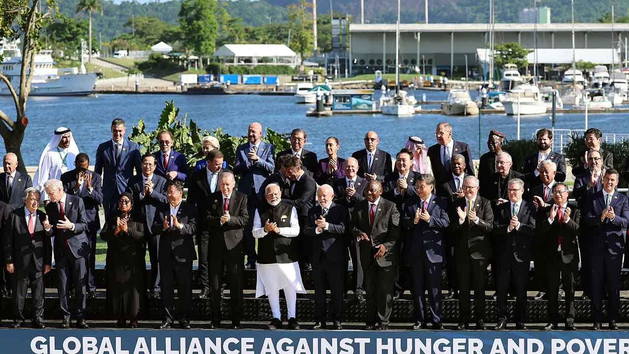 G20 Zirvesi'nde liderler aynı karede! Aile fotoğrafında dikkat çeken görüntü - 6. Resim