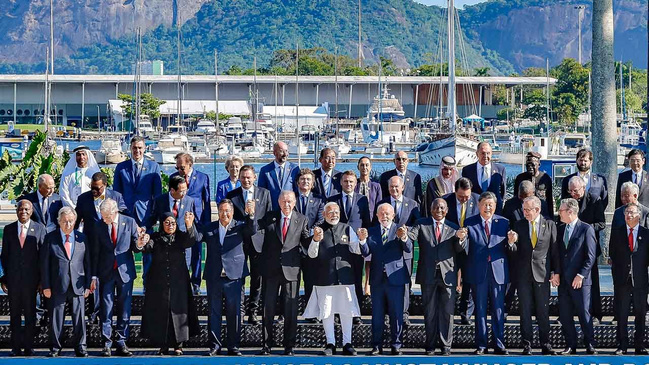 G20 Zirvesi'nde liderler aynı karede! Aile fotoğrafında dikkat çeken görüntü - 5. Resim