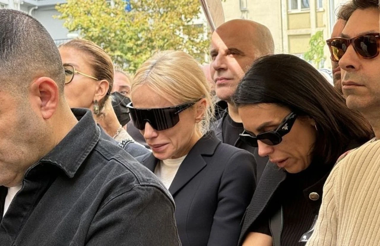 Gülşen sahnede hüngür hüngür ağladı! Metin Arolat'ın görüntüleri perişan etti - 2. Resim