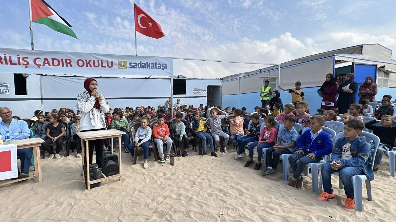 Sadakataşı Gazze’de çadır okulu açılışı gerçekleştirdi