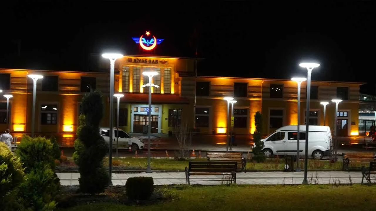 Sivas'ta tren garı önünde bomba paniği! Ekipler alarma geçti - 2. Resim