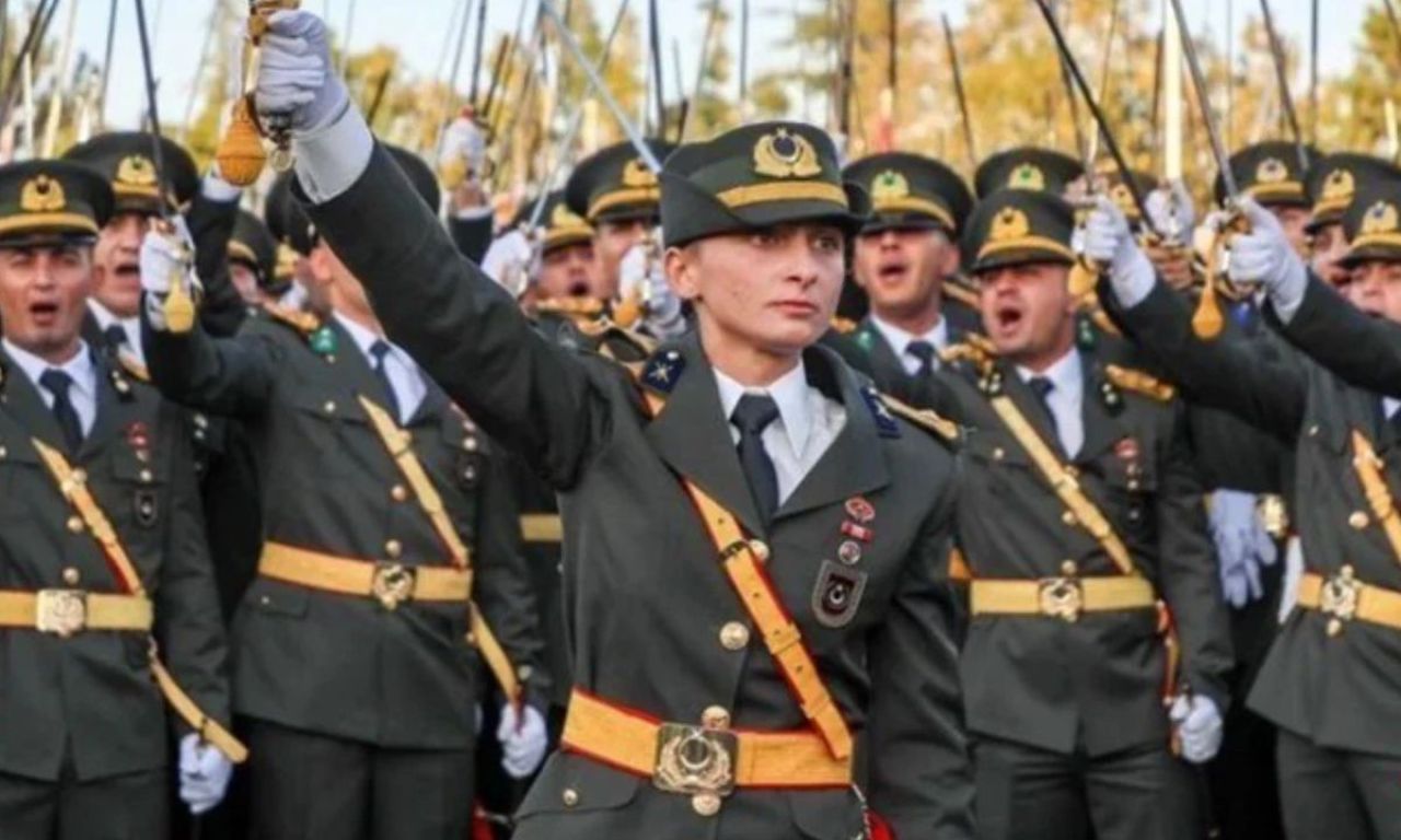 Teğmenlerin kılıçlı yemini! Özgür Özel'den 'disiplin' kararına tepki: 