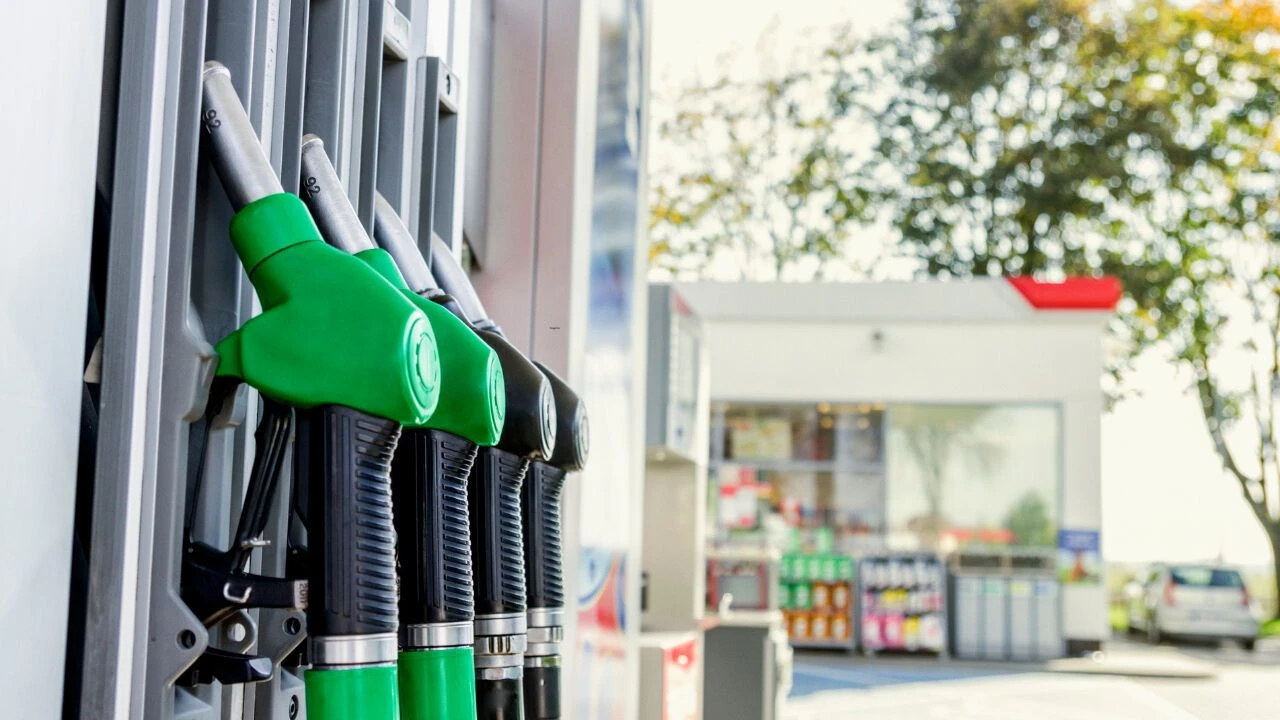 Benzin motorine ne kadar indirim geldi? Akaryakıt fiyatları merak konusu oldu - 2. Resim