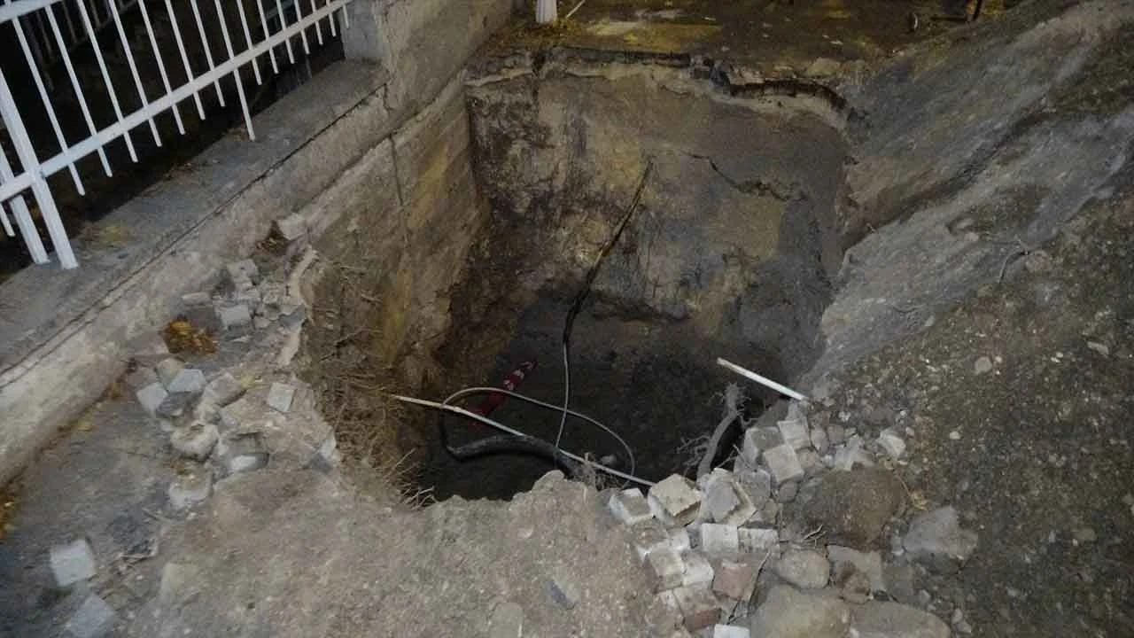 Salak milyoner filmi gerçek oldu: Şehrin göbeğini kazıp define aradılar! - 1. Resim