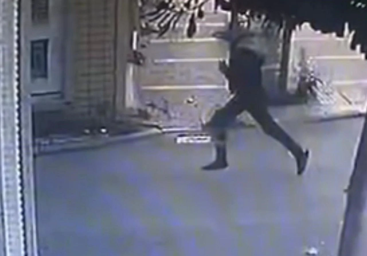 Sokak ortasından kan donduran kadın cinayeti! Korkunç anlar kamerada