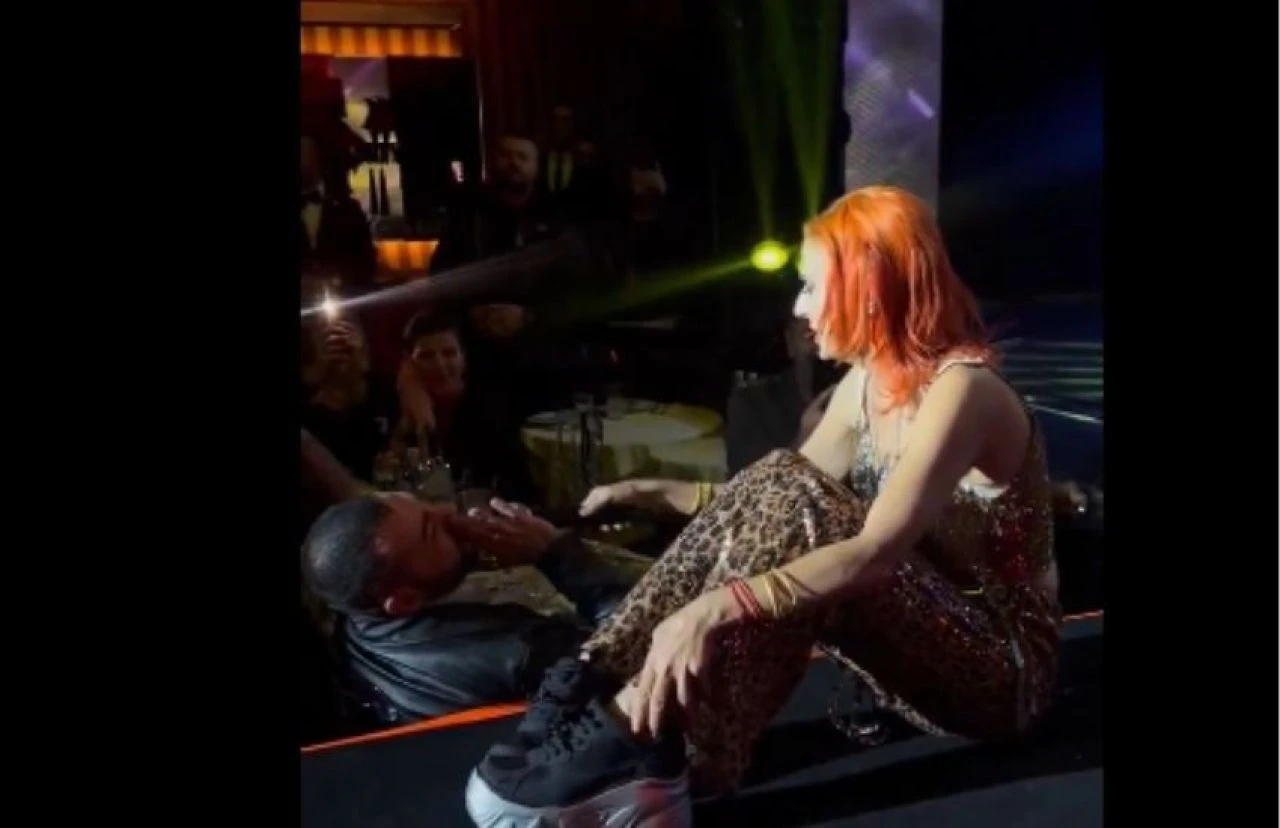 Yıldız Tilbe sahnede yere oturdu, Rober Hatemo ile sohbet etti! Sözleri alkış topladı