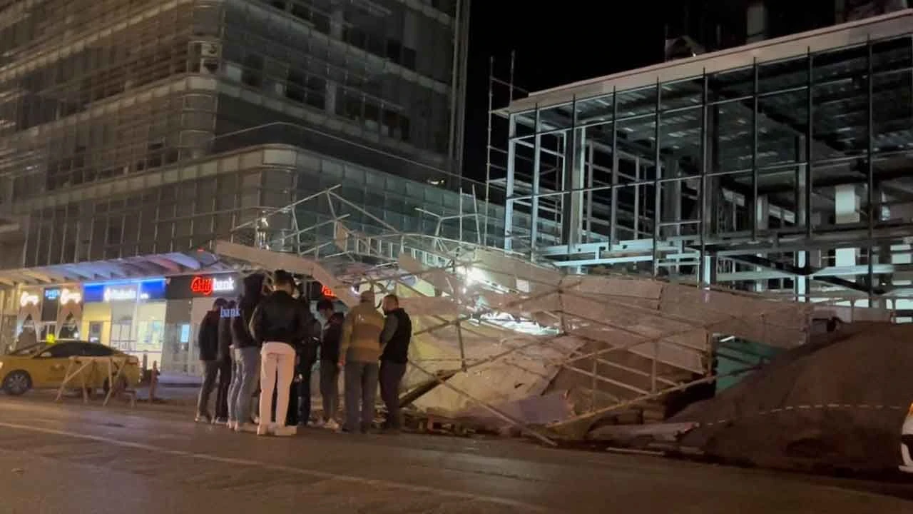 Bursa'yı şiddetli lodos vurdu: Ne var ne yok uçtu, ağaçlar devrildi - 1. Resim