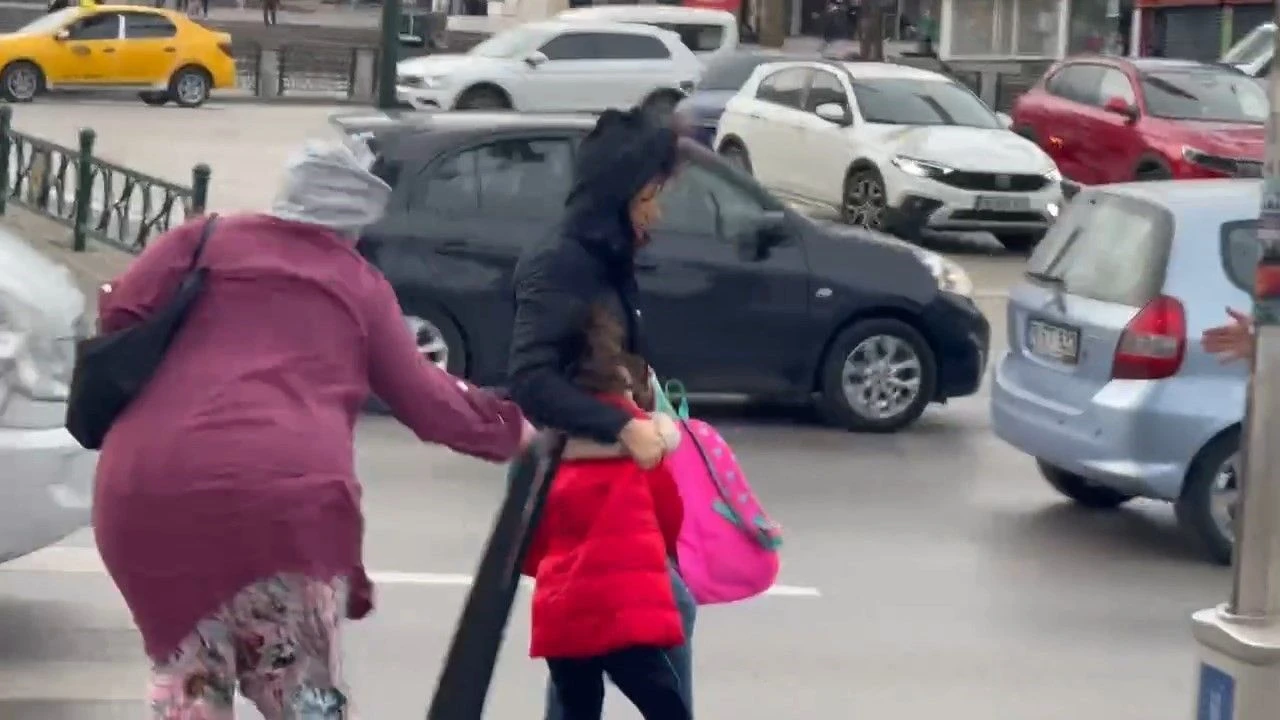 Lodos kentin altını üstüne getirdi! Vatandaşlar uçmamak için direğe sarıldı: İşte ilginç anlar - 1. Resim