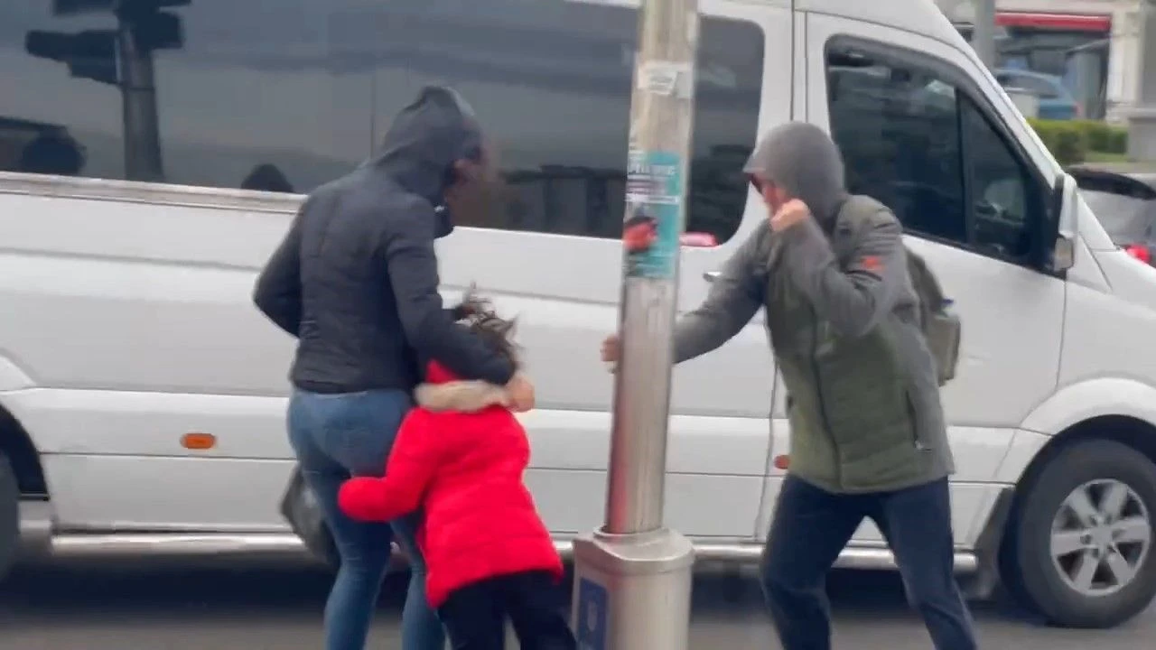 Lodos kentin altını üstüne getirdi! Vatandaşlar uçmamak için direğe sarıldı: İşte ilginç anlar - 2. Resim