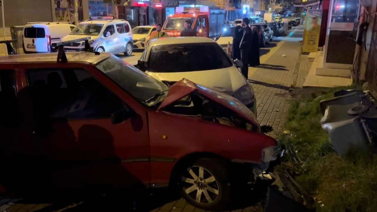 Alkollü sürücü dehşet: 3 otomobile çarpıp kaçtı, ortalık savaş alanına döndü - 2. Resim