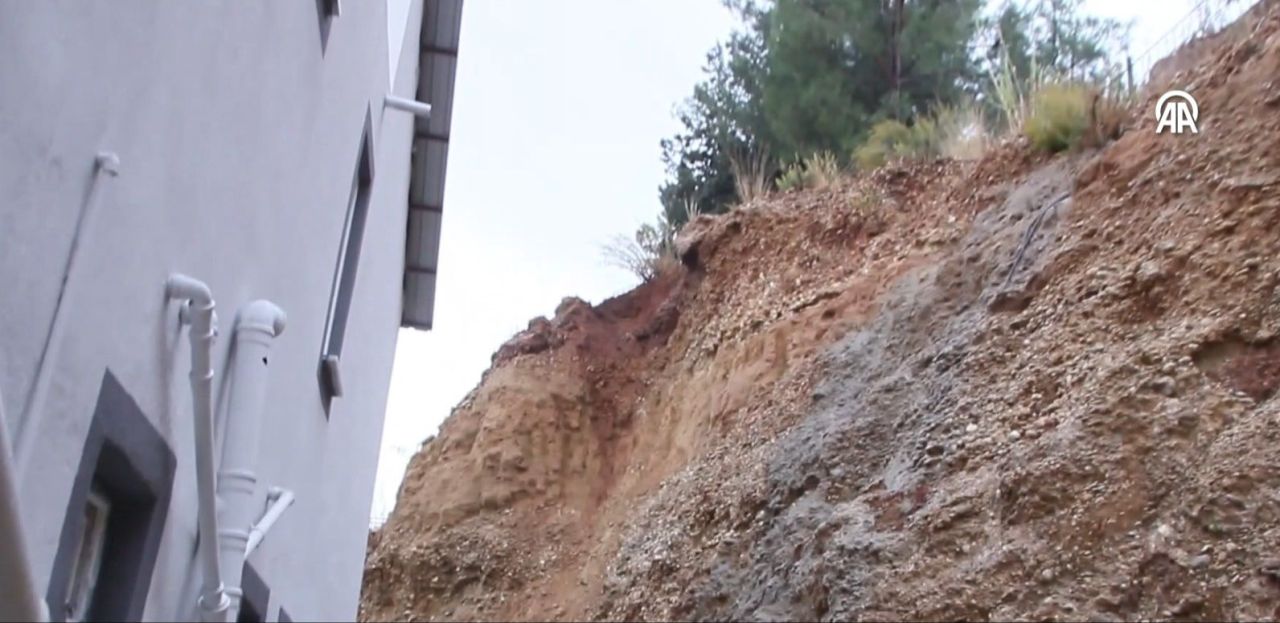 Antalya'da heyelan! Felaketin eşiğinden dönüldü: Deprem oluyor sandık - 2. Resim