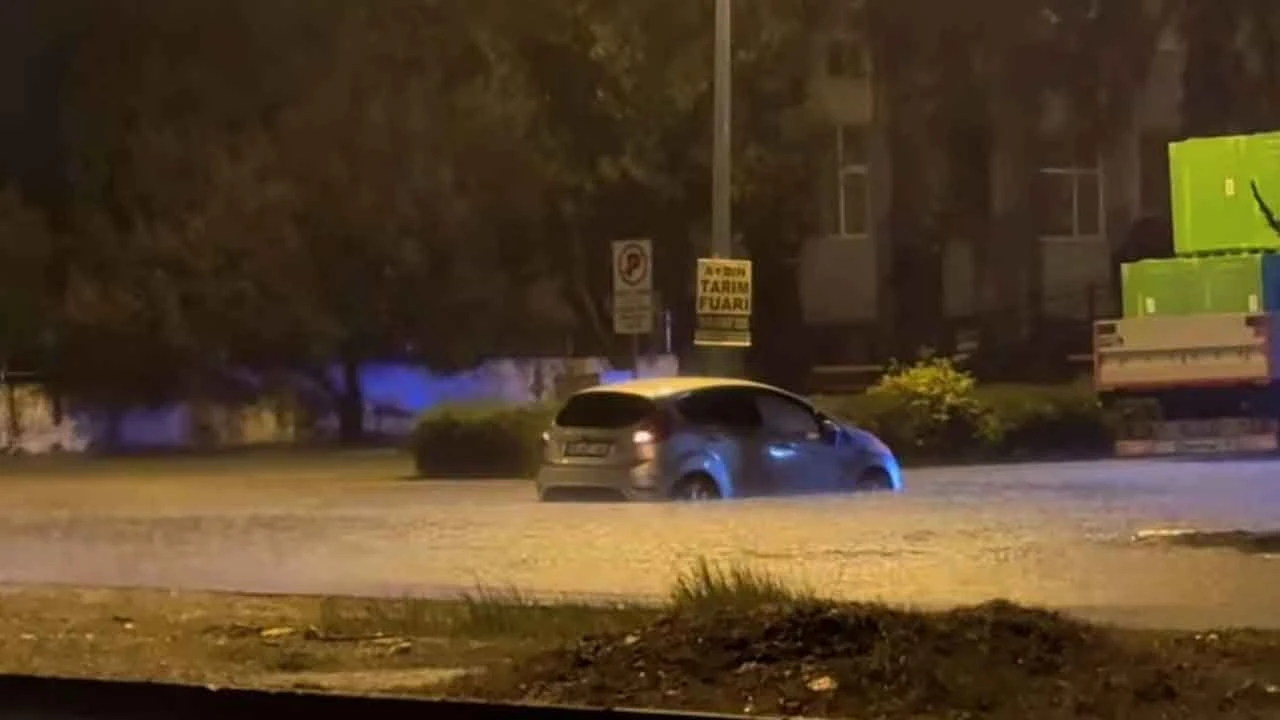 Aydın'ı sağanak vurdu: Evler, araçlar sular altında kaldı! Ekipler alarma geçti - 3. Resim