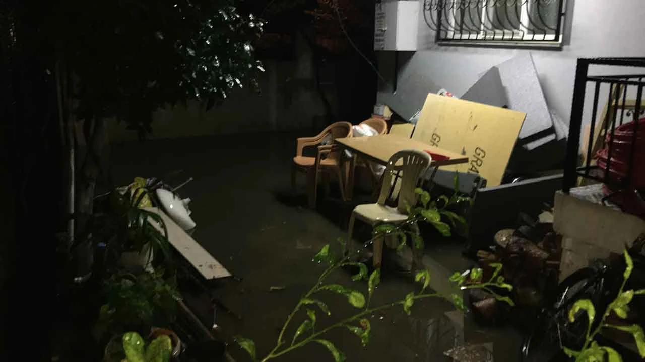 Aydın'ı sağanak vurdu: Evler, araçlar sular altında kaldı! Ekipler alarma geçti - 1. Resim